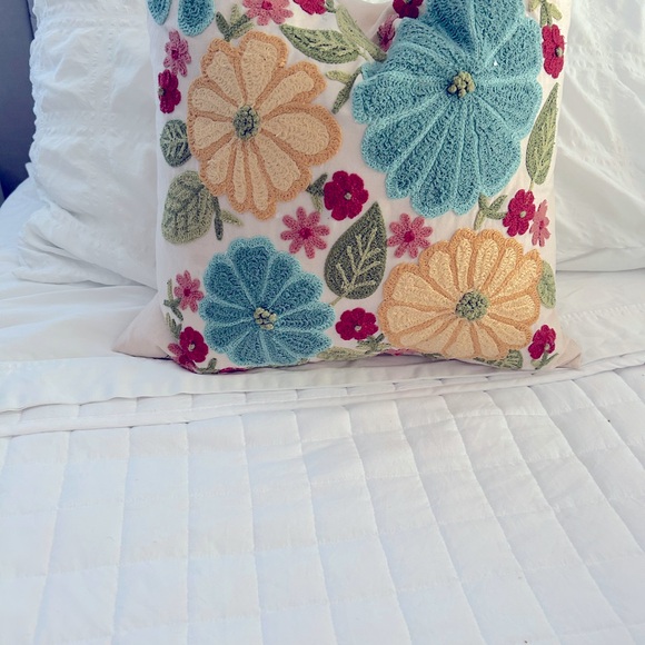 Stunning embroidery on pillow with zipper - Picture 2 of 2